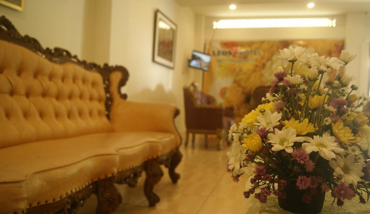Leos Hotel Tomohon Extérieur photo