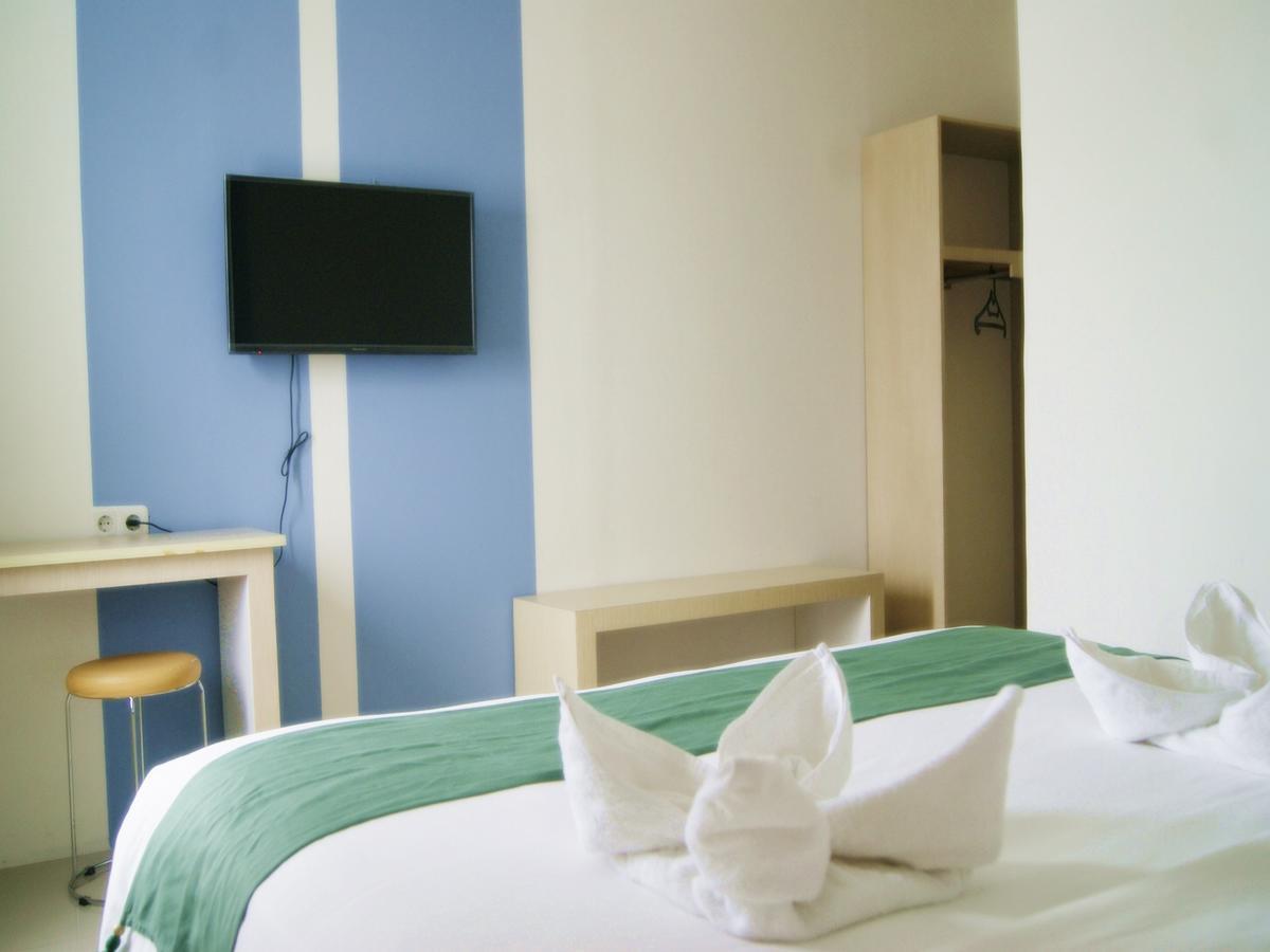 Leos Hotel Tomohon Extérieur photo