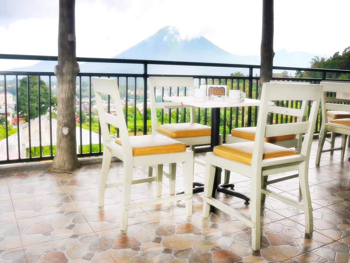 Leos Hotel Tomohon Extérieur photo
