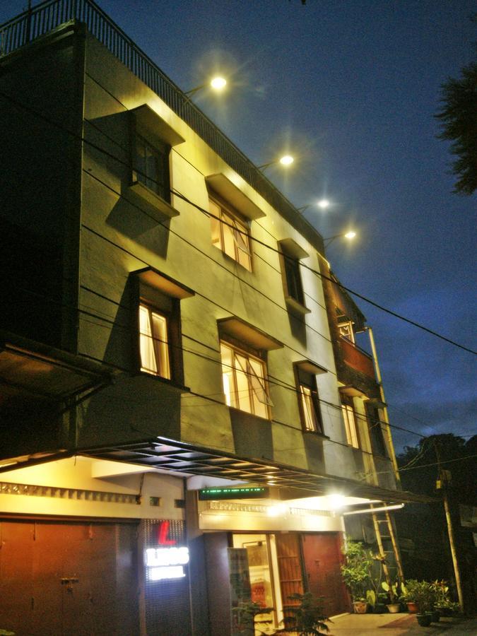 Leos Hotel Tomohon Extérieur photo