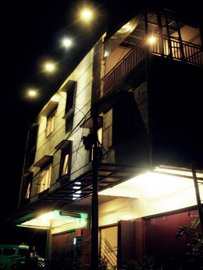 Leos Hotel Tomohon Extérieur photo