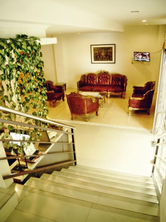 Leos Hotel Tomohon Extérieur photo