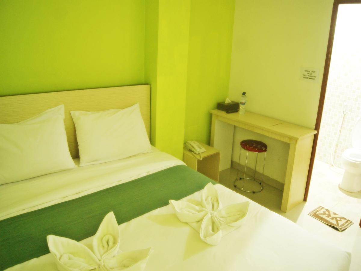 Leos Hotel Tomohon Extérieur photo