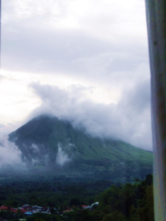 Leos Hotel Tomohon Extérieur photo