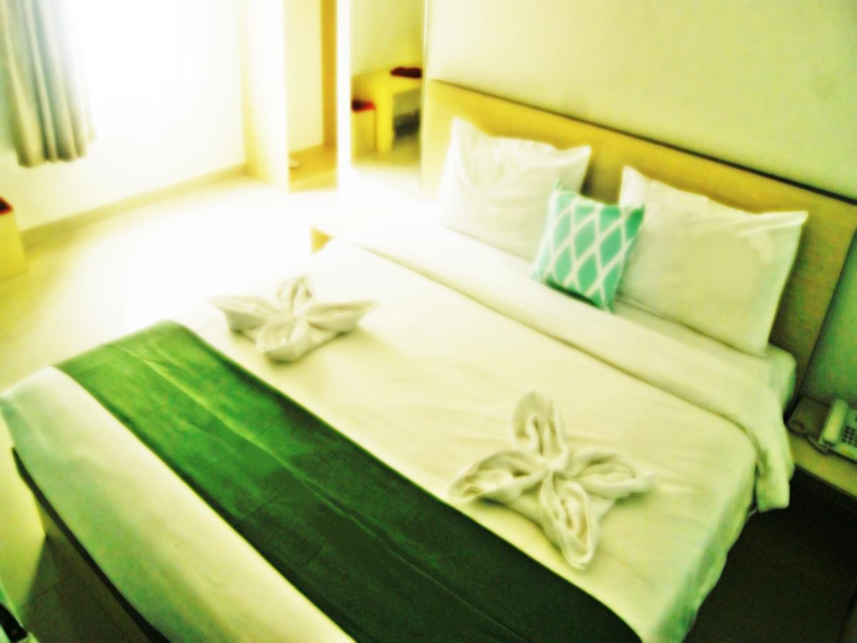 Leos Hotel Tomohon Extérieur photo